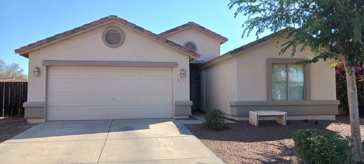 Foto principal - 4 Bed 2 Bath Home with Split Floor Plan, H...