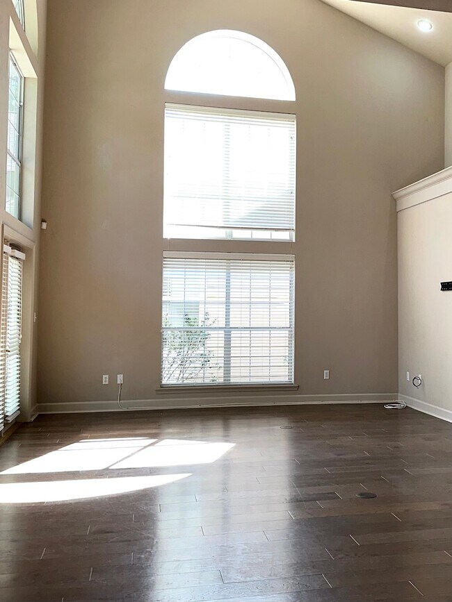 Building Photo - 10947 Palmetto Blvd