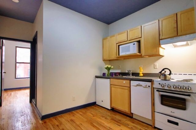 Foto del edificio - 421 E 9th St