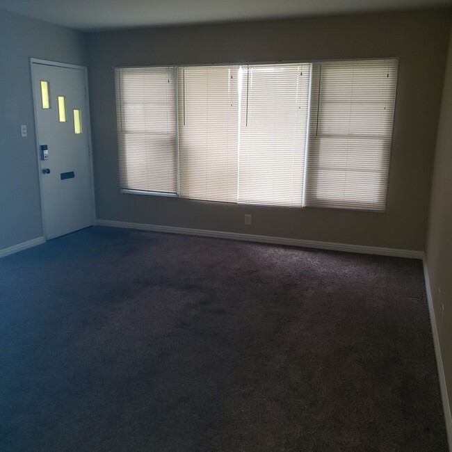 Building Photo - Desirable Single Story Riverside Plaza Hom...