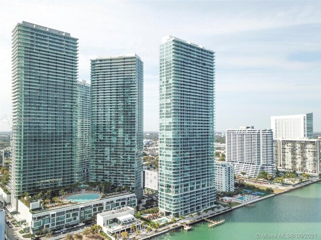 Foto del edificio - 650 NE 32nd St