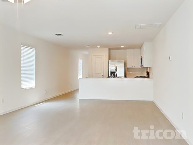 Building Photo - 827 Ponderosa Ln