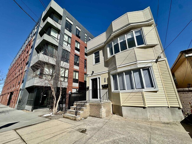 Building Photo - 146 Clarke Ave