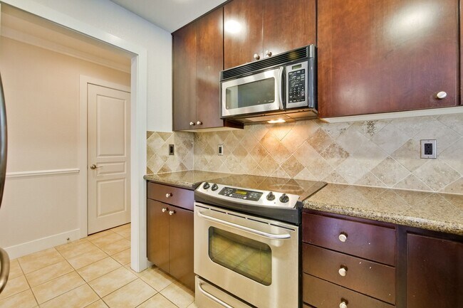 Foto del edificio - Second Floor Condo off San Tomas Expresswa...