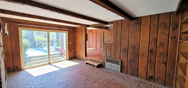 Building Photo - 316 Linden St