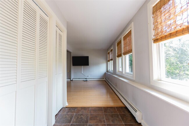 Foto del edificio - 582 Lakes Rd