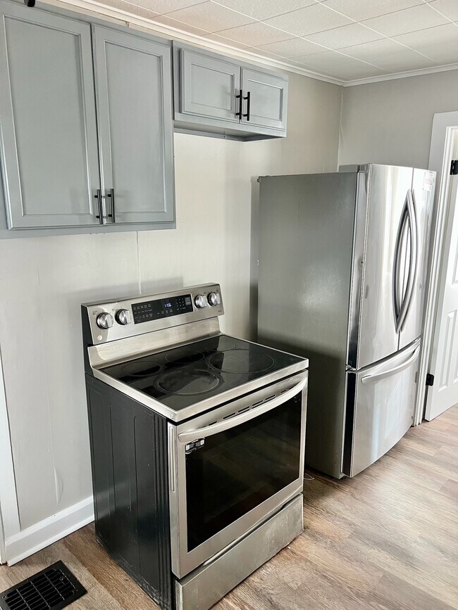 Kitchen Appliances - 1552 Manchester Ave