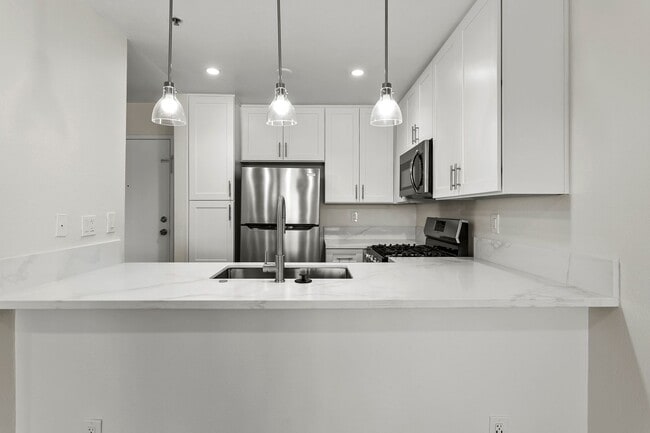 Building Photo - Newly Remodeled 1-Bed Condo in The Spectru...