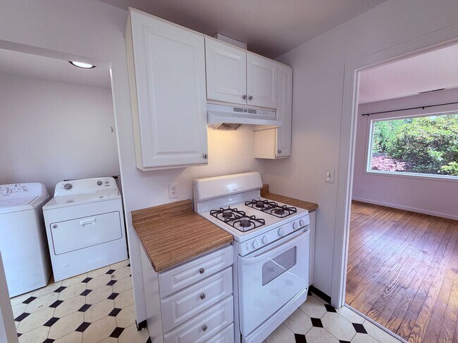Foto del edificio - 9823 31st Ave SW