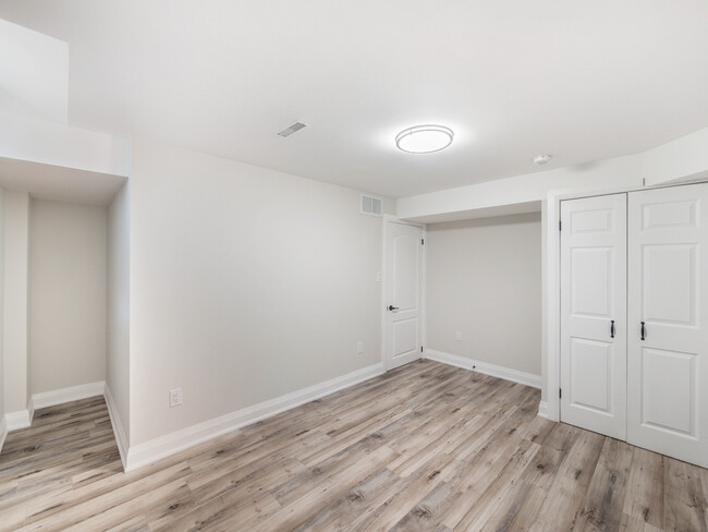 Building Photo - 8 Versailles Cres