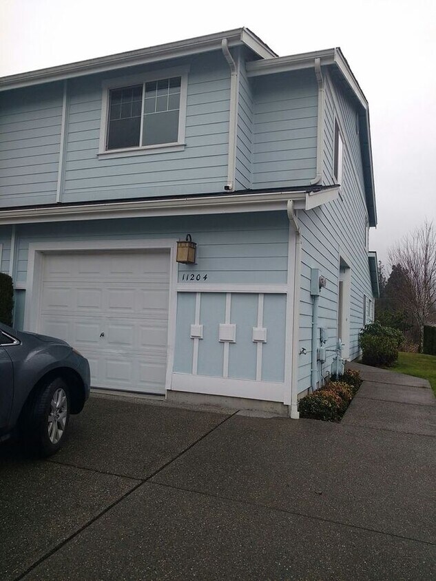 Foto principal - Beautifully Maintained 2 Bedroom Townhome