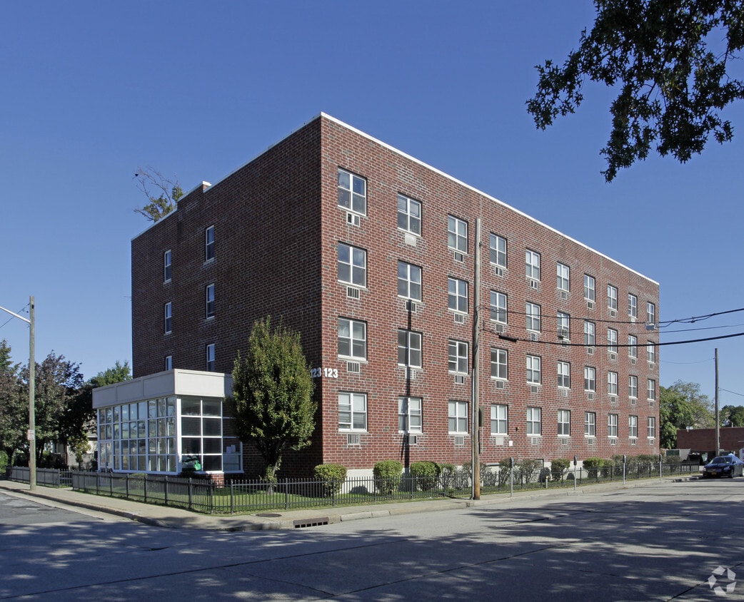 Colonna House Apartments in Hempstead, NY