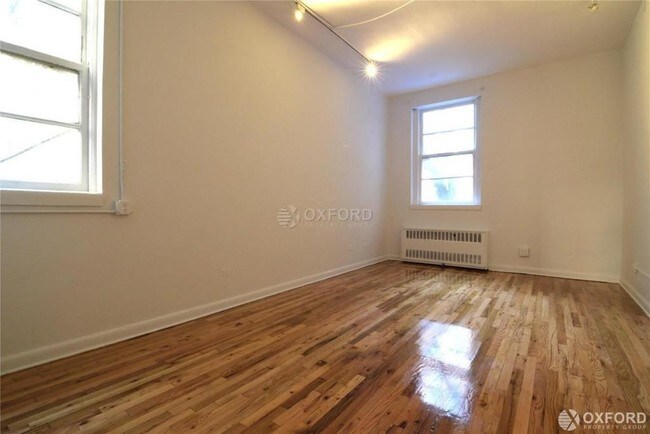 Foto del edificio - 328 E 25th St