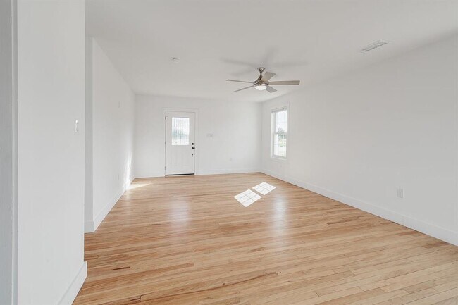 Building Photo - 107 Daisy Ln