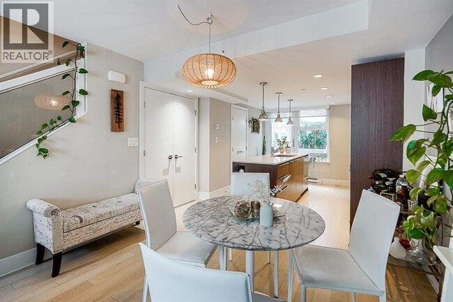 Photo du bâtiment - 532 W 7th Ave