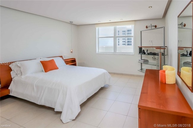 Building Photo - 1 br, 1.5 bath  - 5000 Collins Ave # 16