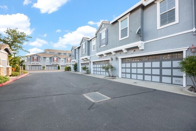 Building Photo - Townhouse - Beautiful 4bdrm, 3 bath - Rocklin