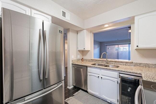 Building Photo - Two Bedrooms in Old Town Scottsdale - Available November 5, 2025!