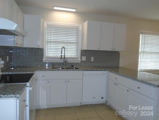 Foto del edificio - 4710 Old Woods Rd