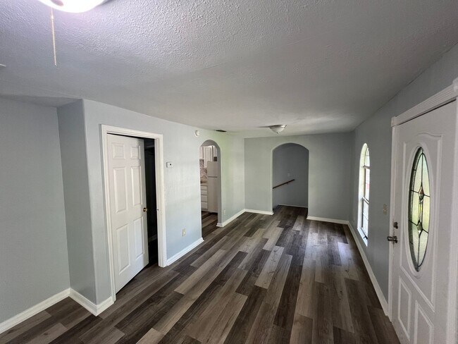 Foto del edificio - Spacious 3BR/1BA with Huge Yard & Charming...