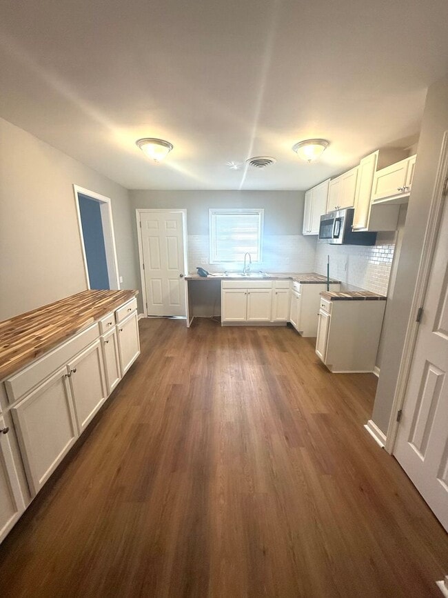 Building Photo - ** 6 Bed 2 Bath located off Wares Ferry ro...