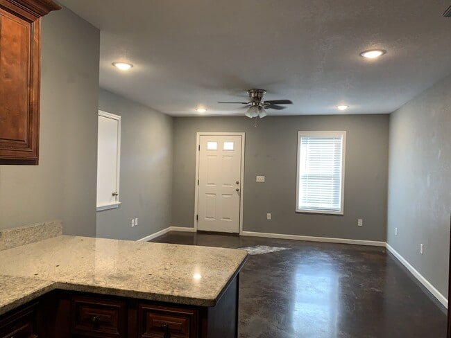 Foto del edificio - "Charming 2-Bedroom Gem with Granite Elegance in Brookland – 940 Sq Ft of Comfort at 207 S. Holman!"