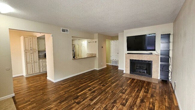 Building Photo - Beautiful 2 bdrm, 2-1/2 bath Condo at Moun...