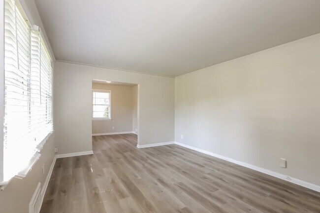 Building Photo - 2091 Holly Hill Dr