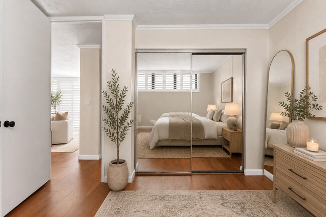 Foto del edificio - Wake Up to Stunning Mountain & Ala Wai Canal Views in the Heart of Waikiki