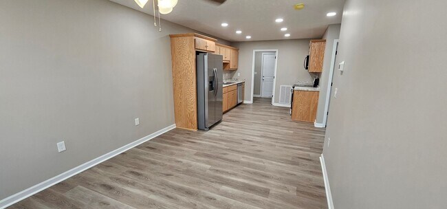 Building Photo - Beautiful Townhome in Central Manchester!