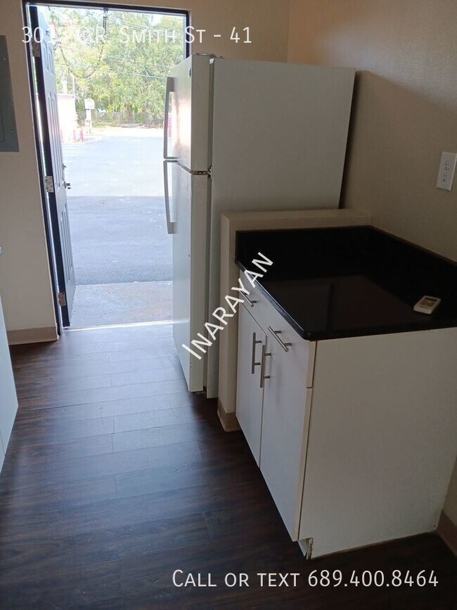Foto del edificio - Downstairs 2/1 Apartment- AVAILABLE NOW!