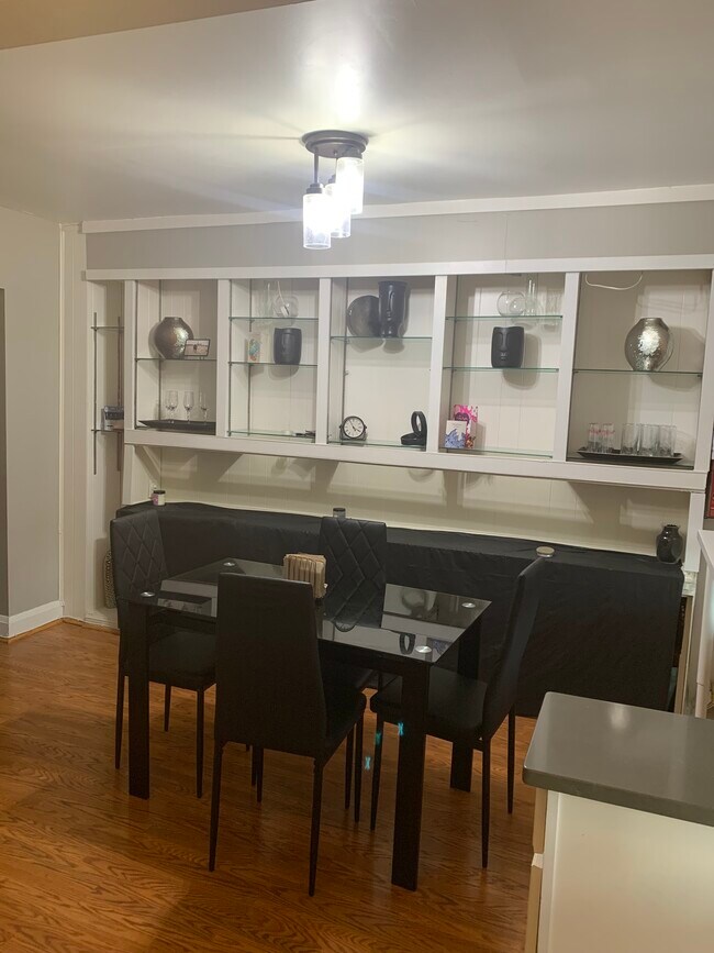 Foto del edificio - 1009 W 43rd St