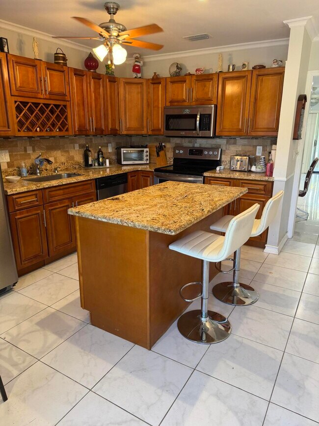 Building Photo - 8588 Bella Vista Dr