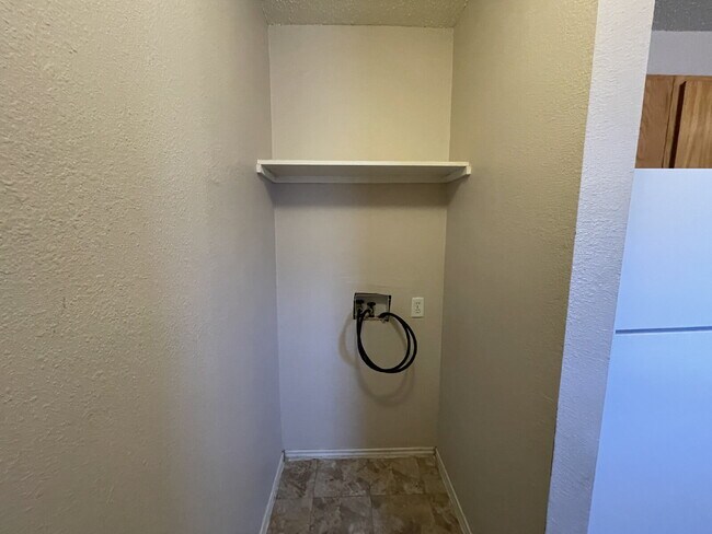 Building Photo - Cute 2 bed 1 bath duplex with large storag...