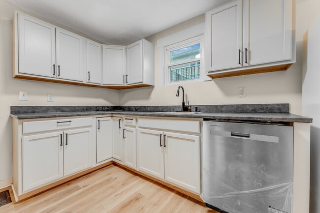 Foto del edificio - 911 Montrose Ave