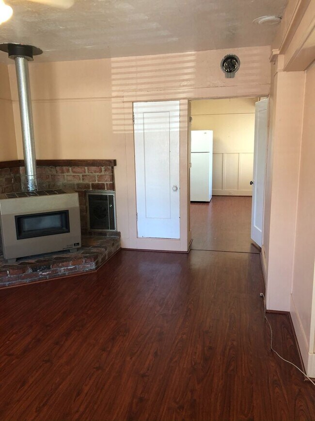 Foto del edificio - Quaint 2 bedroom duplex near downtown, utilities included!