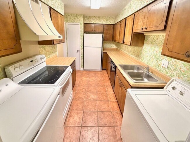 Foto del edificio - Now Leasing a 3-bedroom 2.5 bath Condo/Townhome