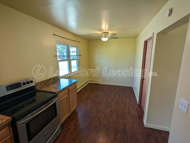 Foto del edificio - Updated 4-Bedroom Townhouse with Modern Fe...