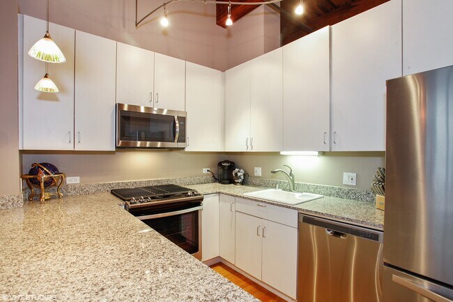 Foto del edificio - 300 W Grand Ave