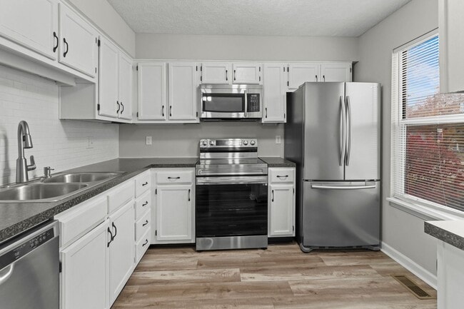 Foto del edificio - Broad Ripple townhome with garage, updated kitchen, and walkable convenience!