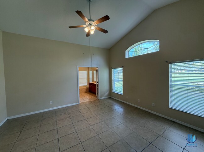 Foto del edificio - GORGEOUS 4 Bedroom, 2 Bath home with a 3 CAR GARAGE for rent!! *MOVE-IN SPECIAL*