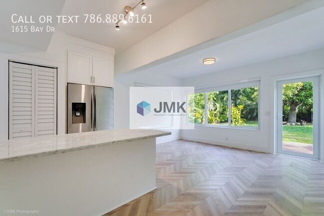 Building Photo - 1615 Bay Dr