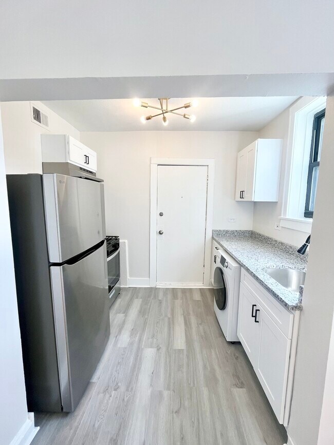 Foto del edificio - 1329 N Lorel Ave