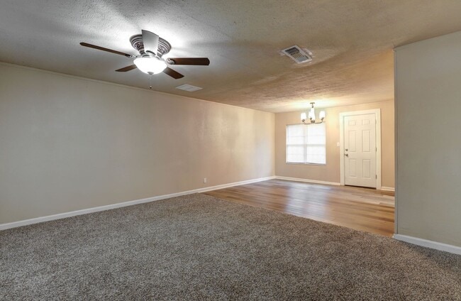 Building Photo - 3 Bedroom 1 Bath House in Wake Village, TX!