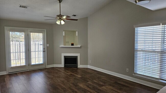 Foto del edificio - 310 Caldwell Cir