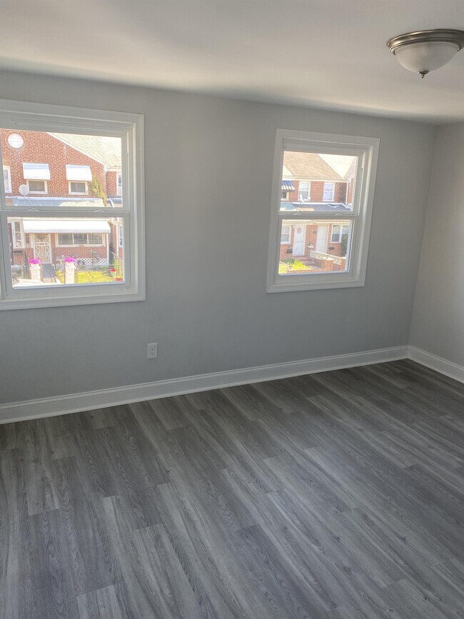 Building Photo - 400 Maple Ln