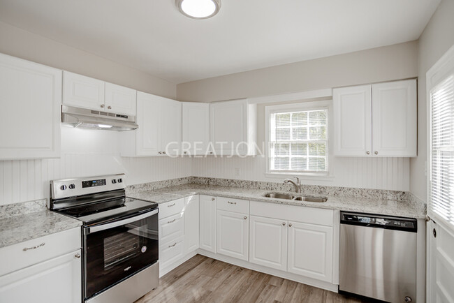 Building Photo - NOW OFFERING $250 OFF FIRST FULL MONTH IF ...