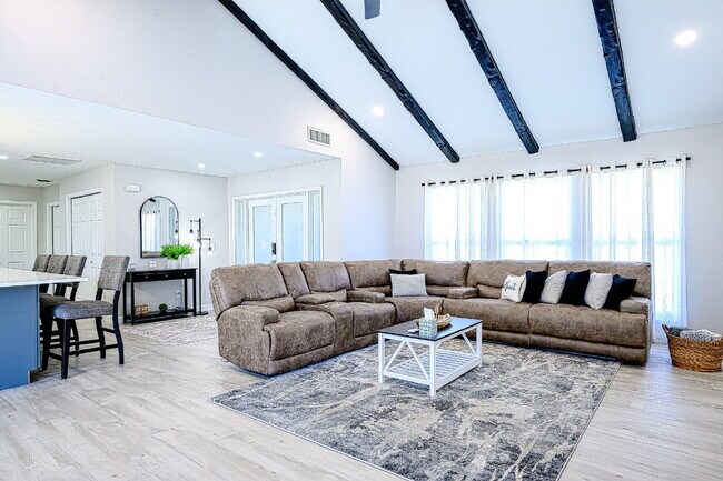 Foto del edificio - Waterfront Furnished Pool Home with Gulf &...