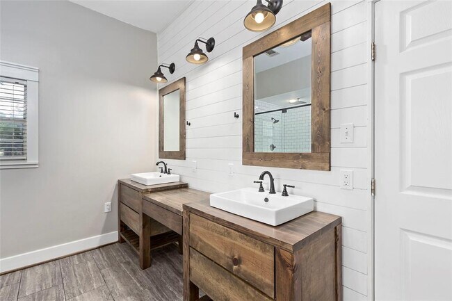 Foto del edificio - 319 N Madison St