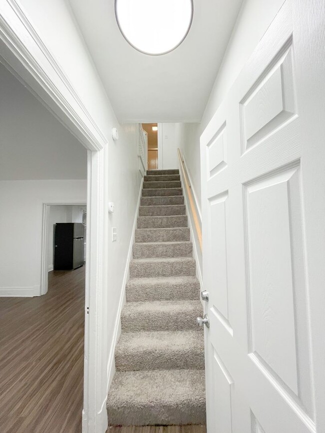 Building Photo - Available NOW - Renovated 2 Bedroom Row Ho...